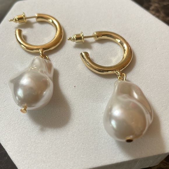 Pearl Gold Hoop Earrings - Picture 5 of 7